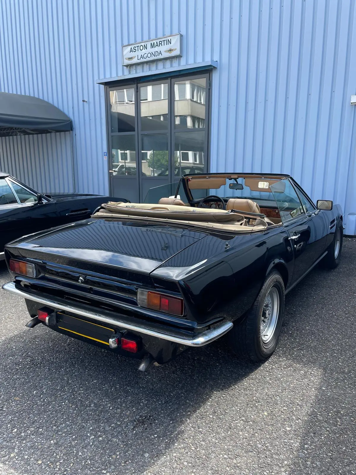 Aston Martin V8 Volante 1985 in Schwarz mit hellbraunem Verdeck