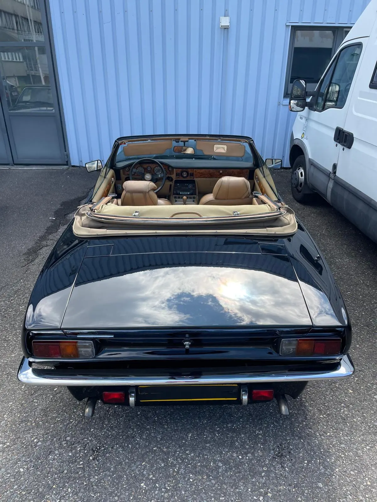 Aston Martin V8 Volante 1985 in Schwarz mit hellbraunem Verdeck