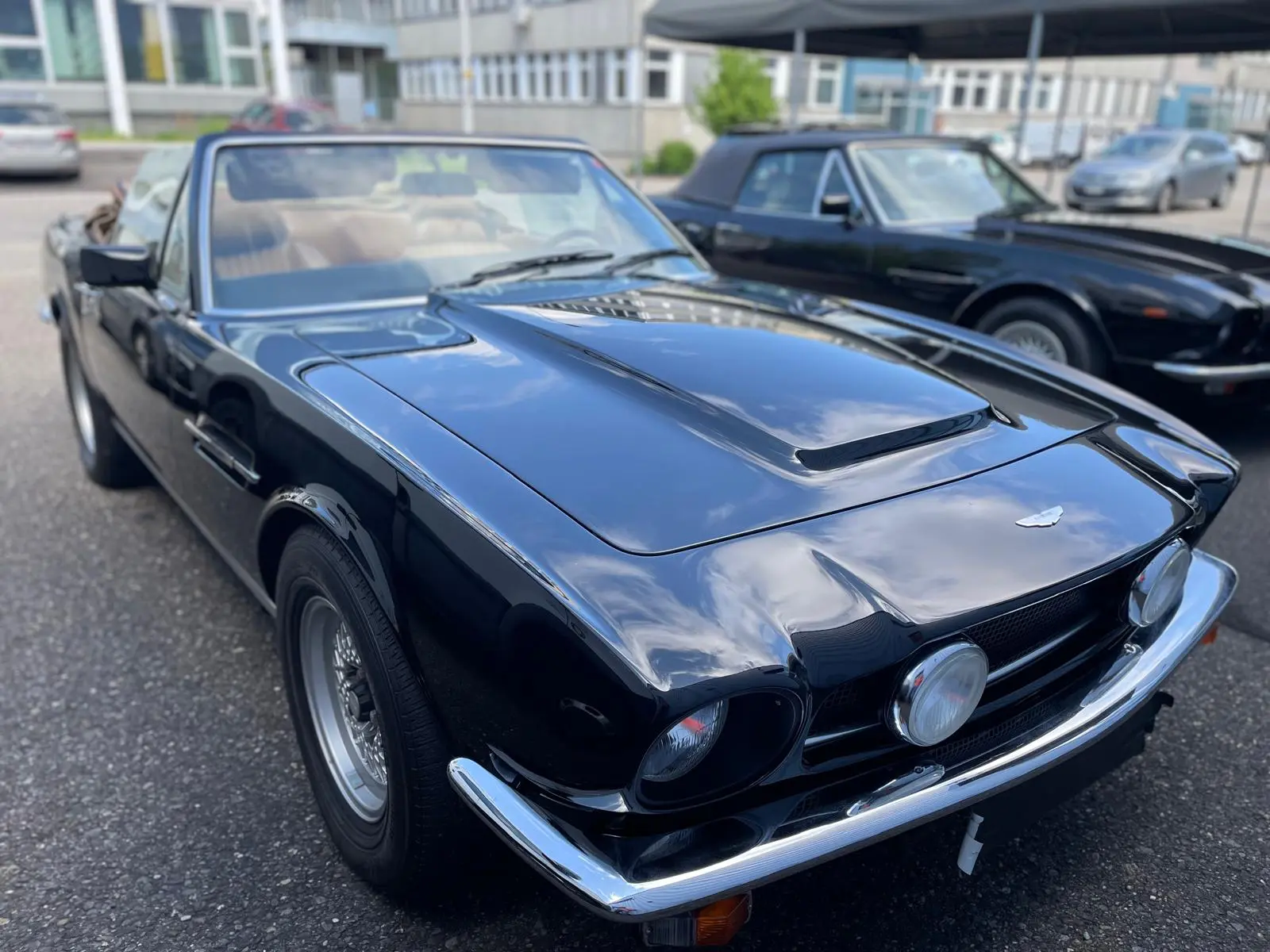 Aston Martin V8 Volante 1985 in Schwarz mit hellbraunem Verdeck