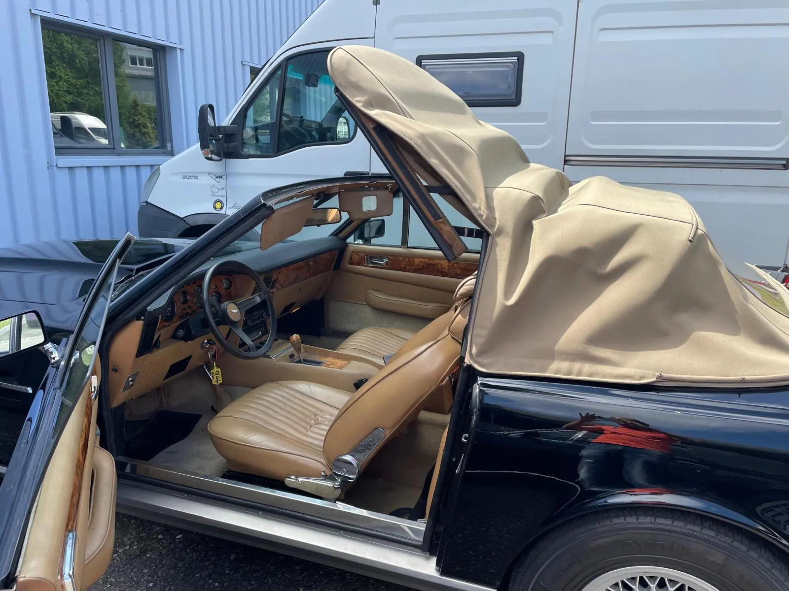 Cognac Leder Interieur des Aston Martin V8 Volante 1985