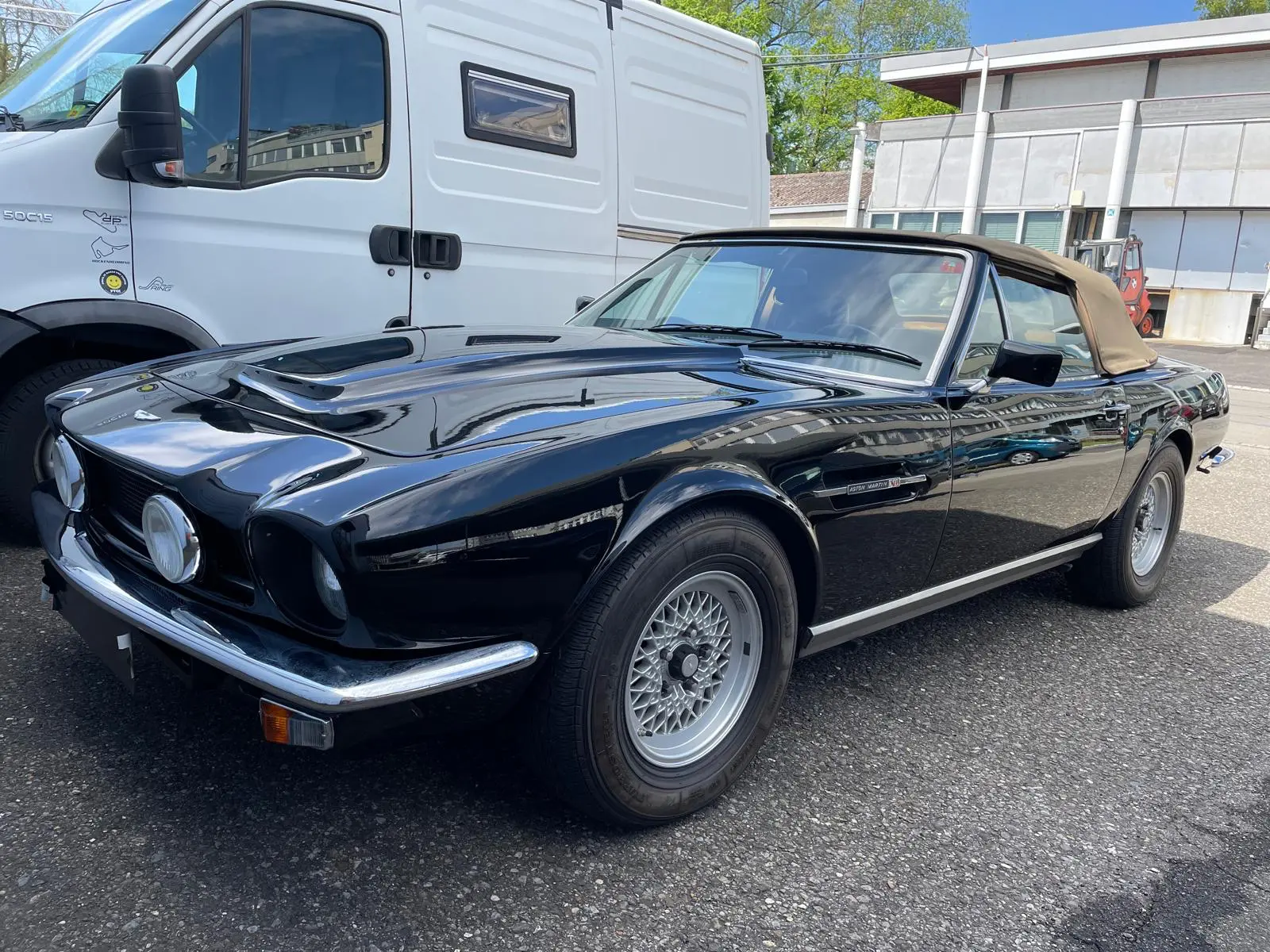Aston Martin V8 Volante 1985 in Schwarz mit hellbraunem Verdeck