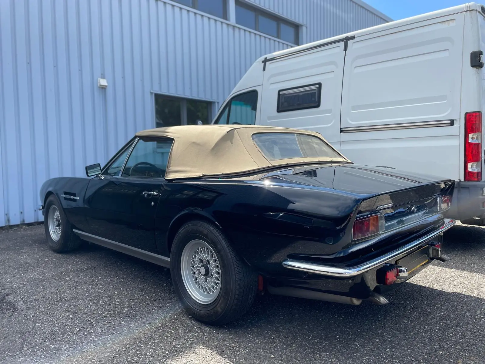 Aston Martin V8 Volante 1985 in Schwarz mit hellbraunem Verdeck