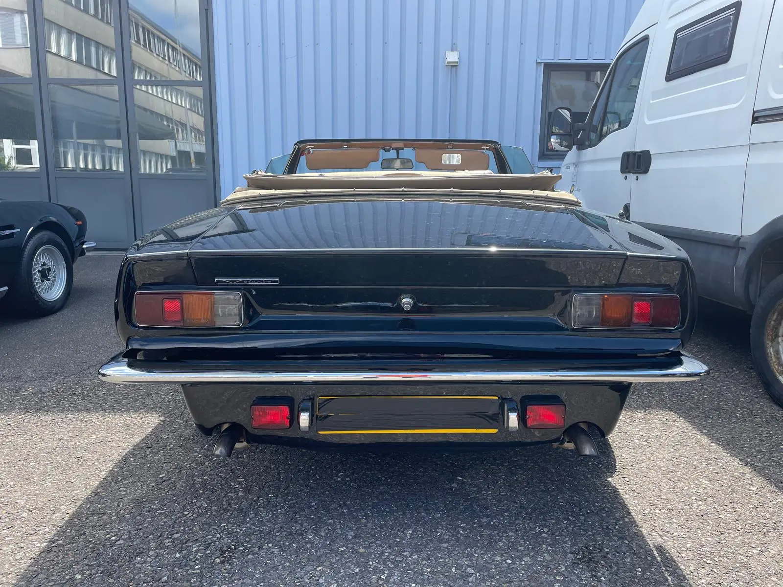 Aston Martin V8 Volante 1985 in Schwarz mit hellbraunem Verdeck
